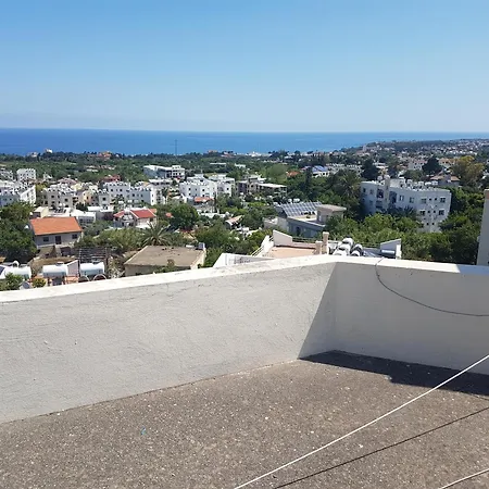 Denize Yakin Ve Sessiz Cift Kisilik Daire *